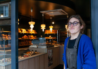 Bakkersdochter Heleen Vanderstraeten voor haar winkel in Hasselt.